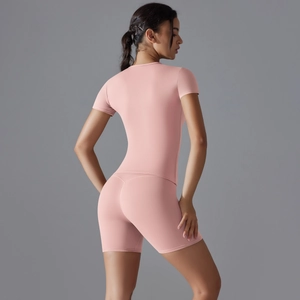 Vue détaillée de l'ensemble de yoga rose pour femmes montrant le tissu respirant