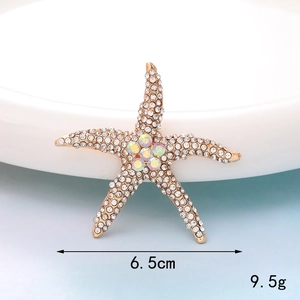 Detailed view of a gold starfish brooch with rhinestones measuring 6.5cm and weighing 9.5g