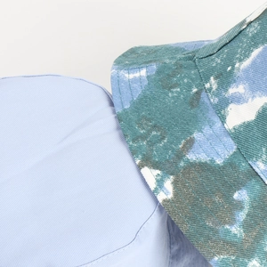 Detailansicht des Baumwoll-Twill-Gewebes und der parallelen Krempennähte bei Sonnenhüten