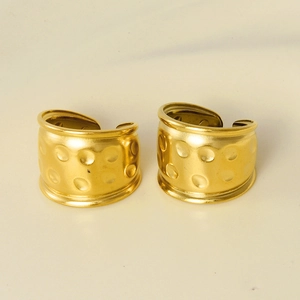 Bague minimaliste en acier inoxydable 304 doré avec une texture martelée élégante