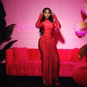 Robe longue rouge élégante à manches longues avec ceinture pour soirées chic