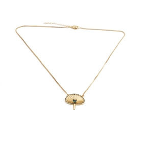 Pendentif éventail plaqué or avec pierre précieuse verte et zircons sur fond blanc