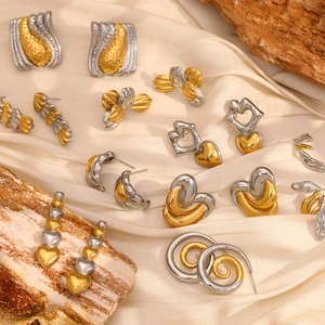 Collection de boucles d'oreilles cœur et géométriques en métal bicolore de luxe