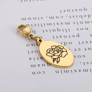 Pendaglio ovale dorato in acciaio inossidabile con rosa incisa e chiusura a moschettone