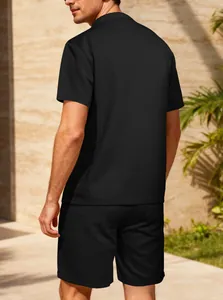 Dettaglio del set da uomo nero in tessuto a nido d'ape con camicia a maniche corte e pantaloncini
