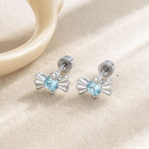 Orecchini a perno minimalisti con zircone azzurro a forma di caramella su tessuto morbido