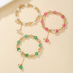 Ensemble de trois bracelets en perles de cristal colorées avec élégantes fleurs en nacre