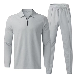 Ensemble de sport gris clair pour hommes en tricot gaufré avec polo zippé et pantalon