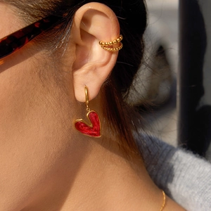 Orecchini vintage a cuore d'oro con smalto rosso e polsino auricolare a doppio strato