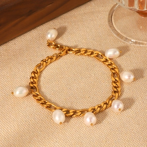 18K gold plated stainless steel Figaro anklet featuring natural freshwater pearls