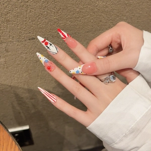 Künstlerische Stiletto-Aufdrucknägel mit bunten Streifen, Punkten und Sternenmustern