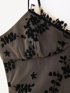 Détail de robe midi à fleurs en velours dévoré montrant le mesh et la texture floquée