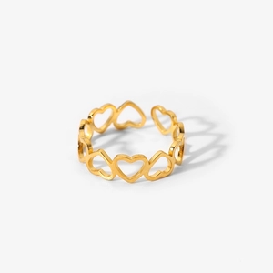 Détail d'une bague dorée en acier inoxydable avec motifs de cœurs évidés plaqué or 18K