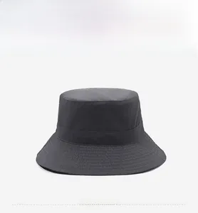 Détail des coutures renforcées sur le bord d'un chapeau de soleil gris foncé imperméable