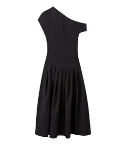 Detalle de un elegante vestido negro de un hombro con falda plisada estructurada