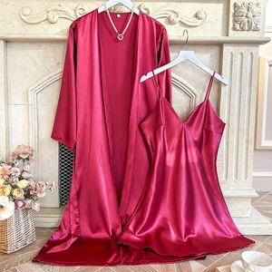 Ensemble peignoir en satin rouge foncé et nuisette à col en V devant une cheminée