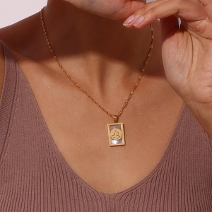 Dettaglio di una collana quadrata in oro con rilievo di ritratto classico su madreperla
