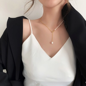 Collana minimalista con perle d'acqua dolce barocche e catena dorata con ciondolo perla