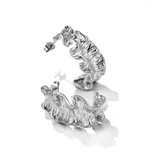Boucles d'oreilles créoles C argentées en acier inoxydable avec design plissé ondulé