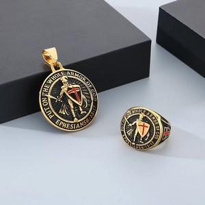 Parure collier et bague de chevalier doré avec émail rouge et gravure de verset biblique
