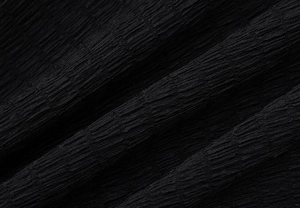 Gros plan sur tissu gaufré noir avec plis élégants et structure drapée de haute qualité