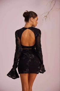 Détail d'un ensemble noir deux pièces avec broderies florales 3D et dos nu élégant