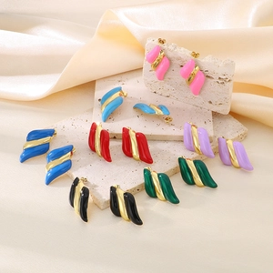 Boucles d'oreilles ailes émaillées à rayures colorées et acier plaqué or 18 carats