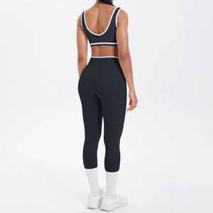 Detail von Cross-Back-Sport-BH und High-Waist-Leggings mit weißen Paspeln