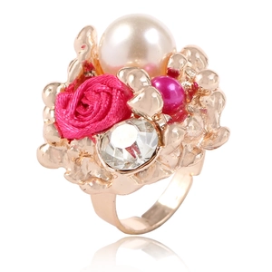 Détails d'une bague dorée ajustable avec perle, strass et rose en tissu chic