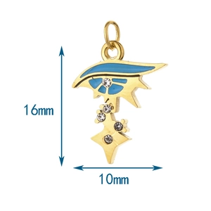 Vue détaillée du pendentif œil d'Horus doré avec émail bleu et incrustation cristal