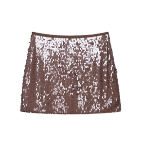 Vue détaillée de la mini-jupe à paillettes café foncé avec texture scintillante sur blanc
