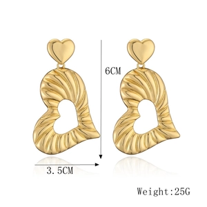 Dettaglio orecchini a cuore da 6 cm con design in metallo dorato traforato e misure