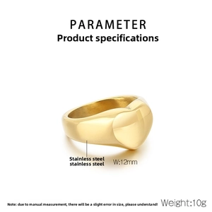Détail macro de la bague chevalière cœur doré 12 mm en acier inoxydable poli