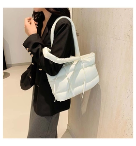 Détail du sac cabas rembourré blanc matelassé avec rubans et poignées douces