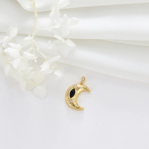 Nahaufnahme von goldenem Mondanhänger mit schwarzem Edelstein und Zirkonia