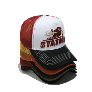 Retro bull embroidery mesh trucker cap for men and women with color block design