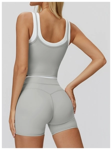 Rückansicht eines zweiteiligen Yoga-Sets mit grauem Racerback-Westenoberteil und Shorts