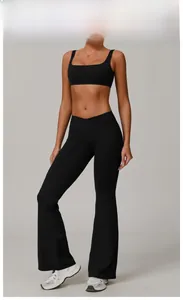 Vue détaillée de l'ensemble de yoga noir avec débardeur col carré et pantalon évasé taille haute