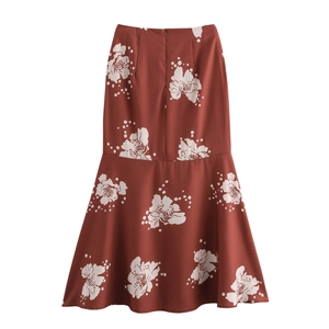 Vue détaillée de la jupe queue de sirène avec imprimé floral blanc sur tissu marron rouge