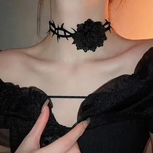 Schwarze Gothic-Rosen-Halskette mit Dornen-Design für Damen im Dark-Academy-Stil