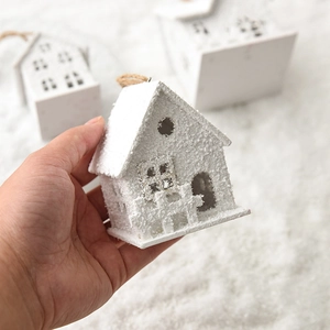 Maison de Noël en bois enneigé avec corde en jute pour décoration d'arbre de fête