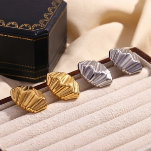 Vue détaillée des boucles d'oreilles géométriques plaquées or 18 carats et argent