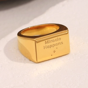 Dettaglio dell'anello a sigillo quadrato placcato oro 18K con incisione Miracle Happens