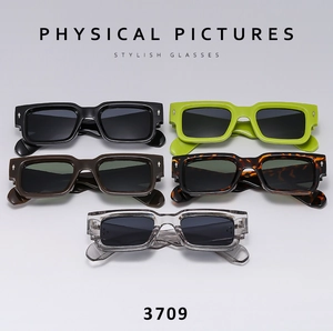 Vue détaillée de lunettes de soleil rectangulaires en cinq couleurs avec rivets