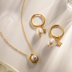 Parure élégante en acier inoxydable doré avec pendentifs étoile et perles d'eau douce