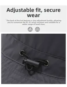 Détail macro de la boucle de réglage et du cordon élastique sur le chapeau soleil