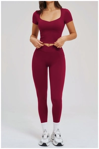 Detail der weinroten Yoga-Leggings mit überkreuzter Taille und Seitentaschen