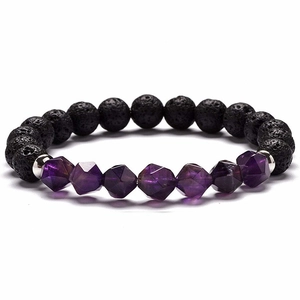 Dettaglio del bracciale in pietra lavica con perle viola sfaccettate e distanziatori argento