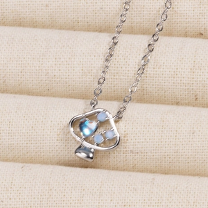 Collana con ciondolo a fungo in argento e zirconi a forma di cuore per donna