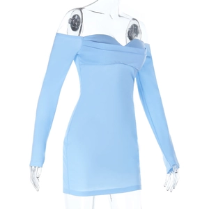 Dettaglio mini abito celeste con spalle scoperte e maniche lunghe vestibilità slim